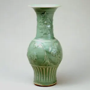 青磁貼花牡丹唐草文瓶　
龍泉窯　南宋時代 1127～1279年