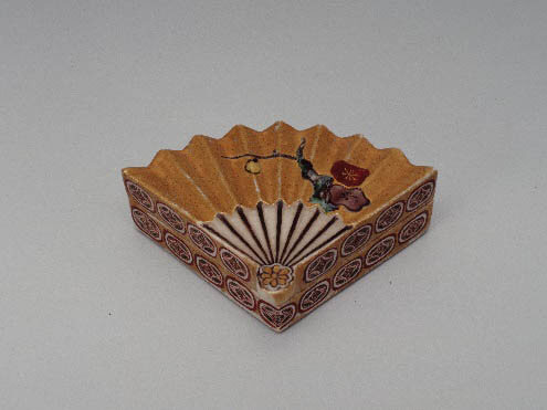 青木木米《扇形梅の絵香合》（江戸時代19世紀）金沢市指定文化財