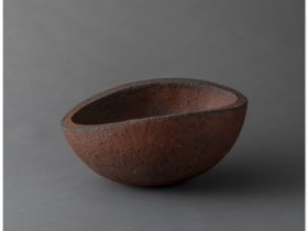 「赤ドベ鉢」（幅45×奥行22×高さ36㎝）