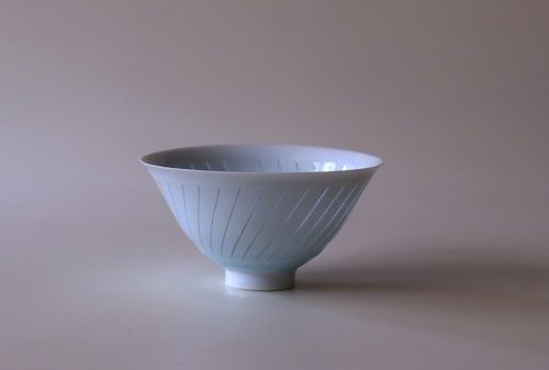 「青白磁水ノ華茶碗」　

径13cm 高さ7cm