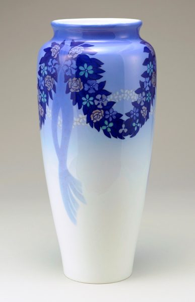 《花飾文花瓶》ロイヤル コペンハーゲン　ヤニー・ソフィー・メイヤー　1910年　塩川コレクション