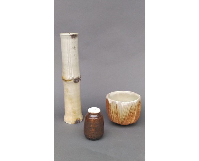 写真左から： 灰釉引出し竹花入、薬師寺東塔基壇土茶入、割木紋茶碗
