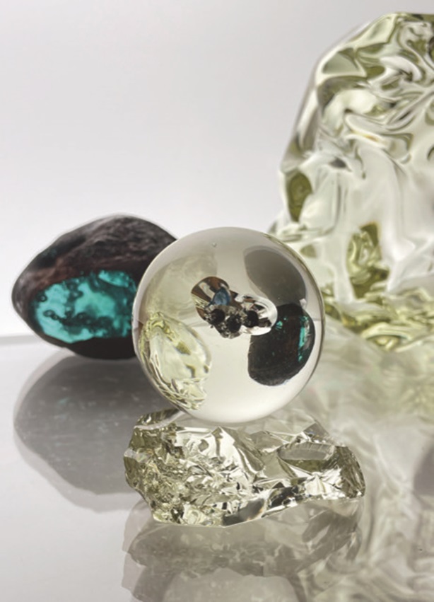 中央（球体）：「Geological Glass STONE Sapphire」直径6.5cm右：「白瑠璃ガラス 変屈玉花器」高さ18.5×幅19.5×口径5cm奥（青緑色）：「Geological Glass」高さ10×幅10.5×奥行8cm
