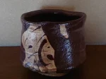 「深緋織部茶碗」（径12.0×高さ10.4cm）