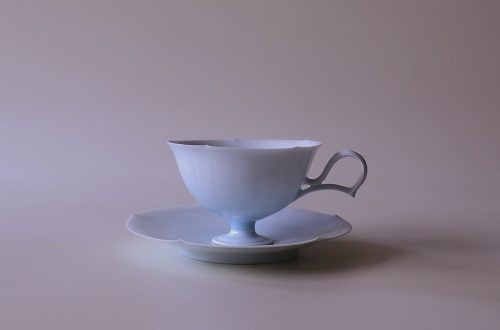 「青白磁輪花ティーカップ&ソーサー」

カップ 縦10.5cm 横13cm 高さ7cm
ソーサー　径15cm 高さ2.5cm