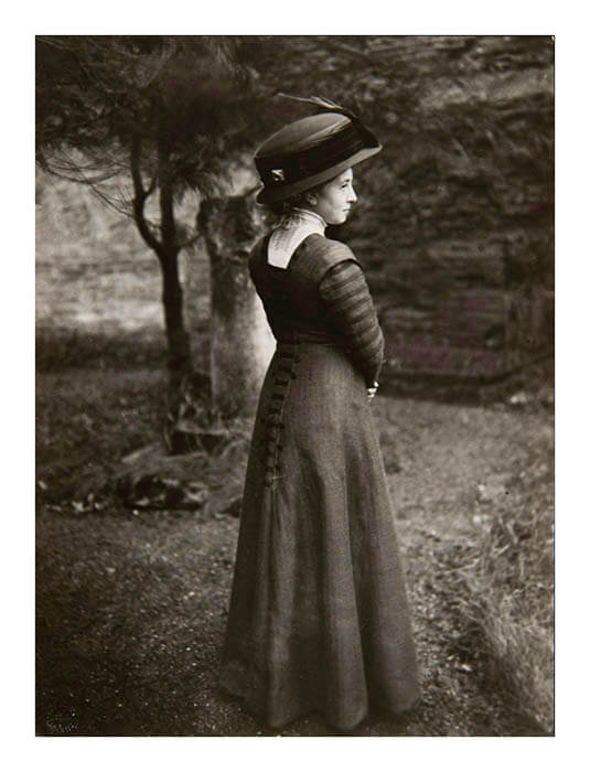 アウグスト・ザンダー《写真家の妻（アンナ・ザンダー）, 1902年頃》
Photograph by August Sander