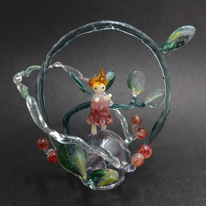 山本弥生「Juneberry」
（素材ガラス、ガラス細工、約幅10×奥行10×高さ8cm）