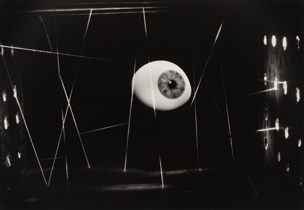 ネイサン・ラーナー《Eye and Strings》 1939年　©Kiyoko Lerner