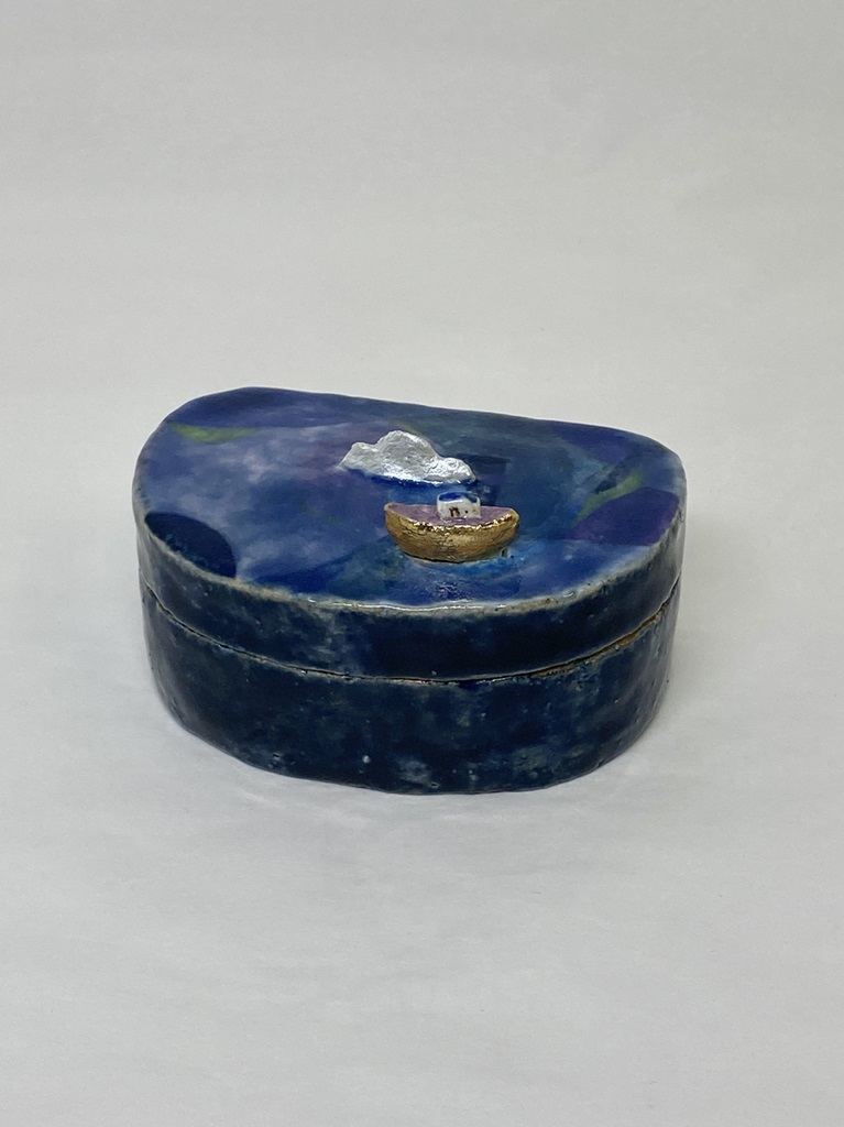 大亦みゆき
陶小箱「銀の島に向かう船」
素材：陶
サイズ  ：6,1 ×9×4,7㎝