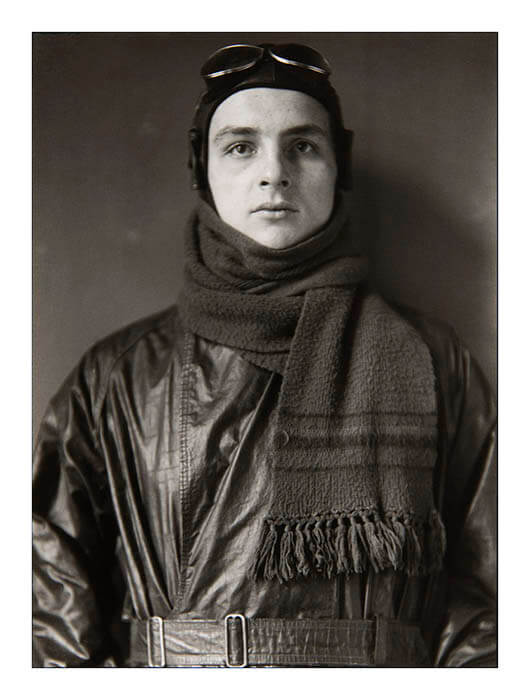 アウグスト・ザンダー《アマチュア飛行士, 1920-28年》
Photograph by August Sander
