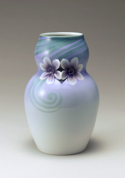 《浮花付花瓶》ロールストランド　原型：ルベン・リーシング　装飾：アストリッド・エヴェルローフ　1900-1910年　塩川コレクション