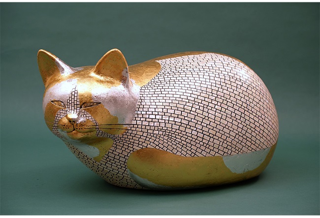 「貝彩猫・アイ」
貝、金箔、銀箔、西陣織糸、陶器
高さ31cm×横57cm×奥行き32cm