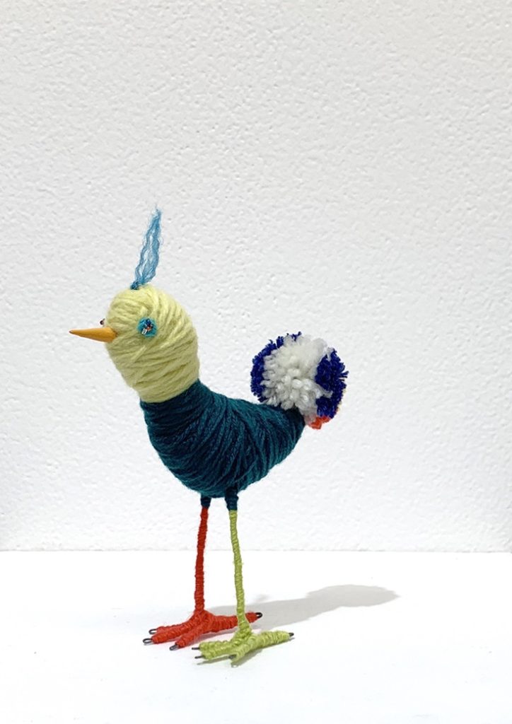 豊島舞「Birdric」(足付)
サイズ：15×14×7㎝
技法：毛糸 ,針金 紙 ,樹脂粘土 .ビーズ