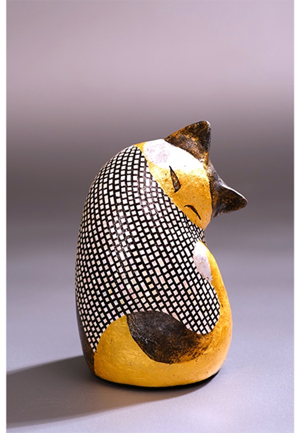 「貝彩猫・チョコ」
貝、金箔、銀箔、西陣織糸、陶器
高さ16.8cm×横11.7cm×奥行き10.2cm