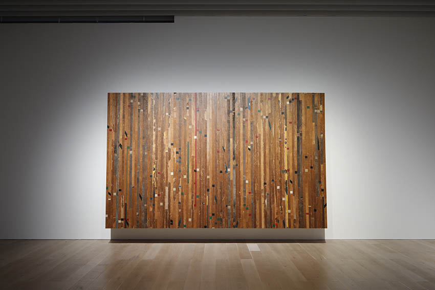シアスター・ゲイツ《基本的なルール》2015年
木　304×493×68 cm
展示風景：「シアスター・ゲイツ展：アフロ民藝」森美術館（東京）2024年
撮影：来田 猛　画像提供：森美術館