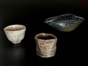 左から 「丹波酒盃」（径7.5×高さ5.4cm） 「丹波敲紋ぐい呑」（径6.4×6.0cm） 「塩窯酒注」（幅18.8×奥行9.5×高さ7.1cm）