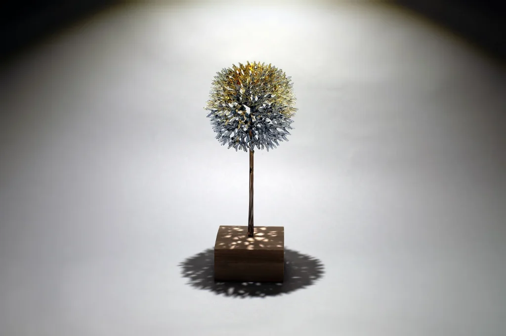 Selfish-09【As a Species】
2024
32 x 12 x 12 cm
Borosilicate glass, gold, beeswax on camphor wood