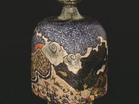 「線彫色絵里山八咫烏紋四面壺」 径10×高さ15cm