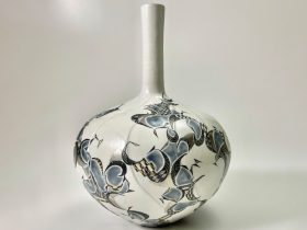 「幾何紋金白金彩花器」 サイズ：Ｈ27cm　径20cm