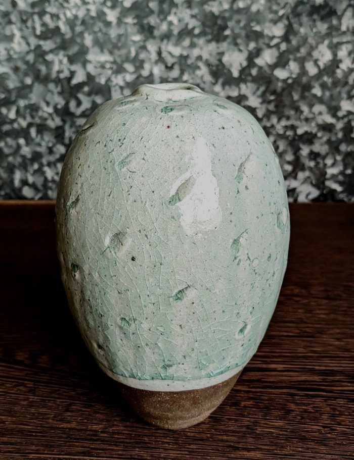 灰釉緑彩壺

径20.2×高26.2cm

土、樫灰、銅釉