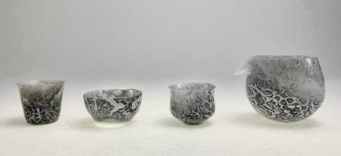 雪舟　酒器
※右から順に
一合片口　幅9.5×奥行11.3×高8.7cm　24,200円　
ぐい吞　径6.2×高5cm　
ぐい吞　径7.6×高4cm　
ぐい吞　径6×高5.3cm　
