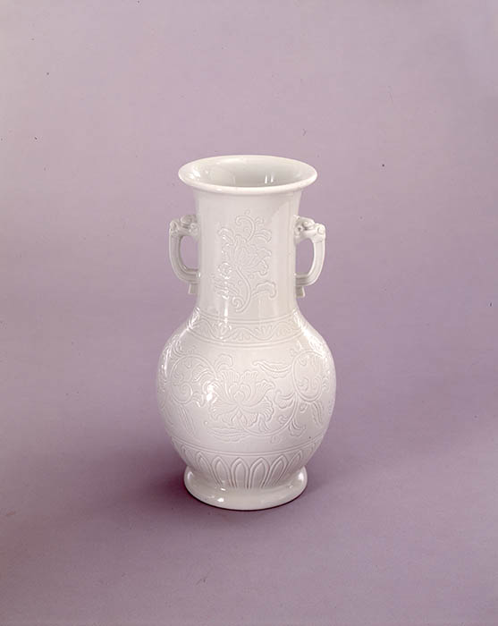 初代和田桐山《白磁牡丹唐草文花瓶》20世紀前半　兵庫県公館