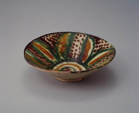 《ペルシャ三彩鉢》（西アジア9-10世紀）