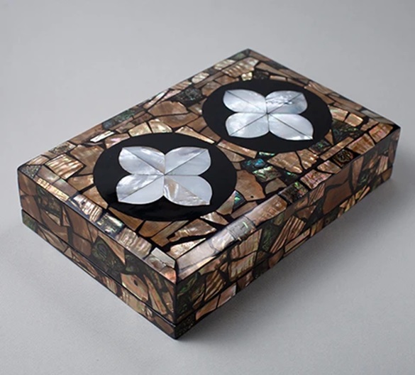 「螺鈿硯箱」（幅19.5×奥行30×高さ6.3cm）