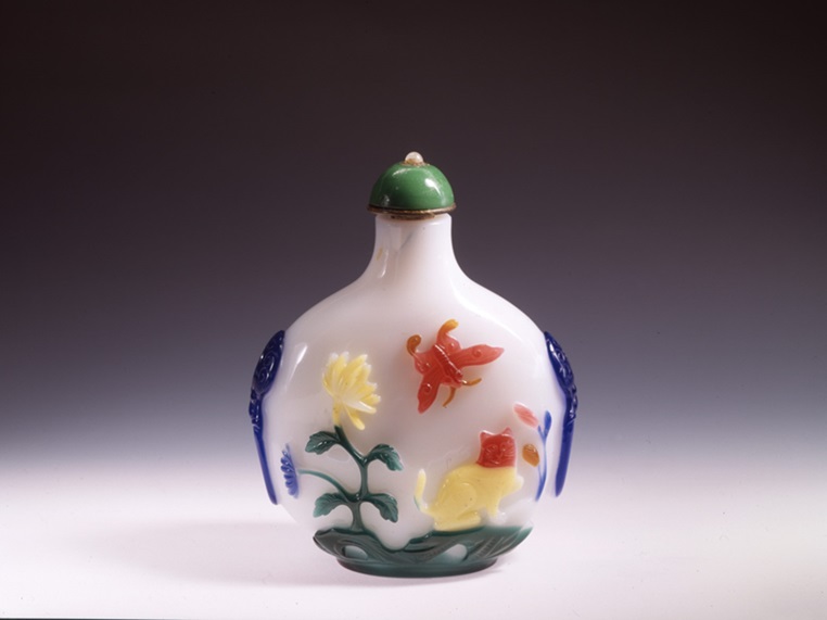 「白地多彩猫花鳥蝶文鼻煙壺」中国ガラス　18～20世紀