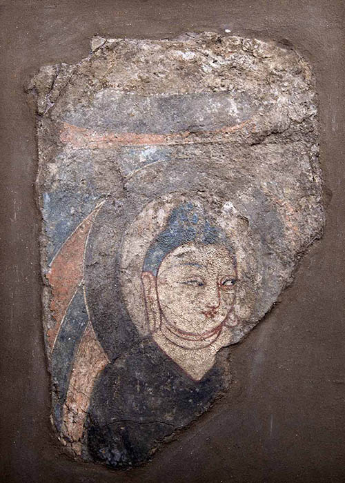 《如来像 壁画》7–8世紀/ 2002年ダンダンウイリクCD4仏寺遺跡出土/新疆ウイグル自治区博物館