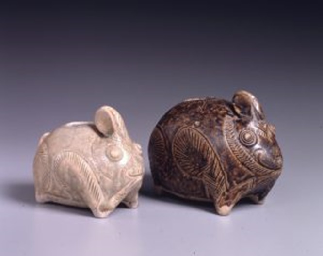 「灰釉兎形壺」「黒褐釉兎形壺」クメール陶器　12～13世紀