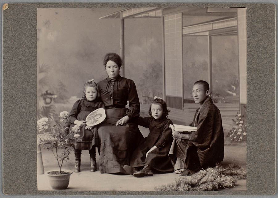 リディア夫人、娘たちと森山為蔵の写真　ダラム大学東洋博物館蔵