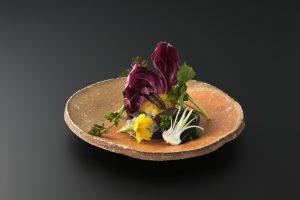 杉本貞光「信楽火色丸皿」c.1999 個人蔵
料理：陶の辺料理 魚仙