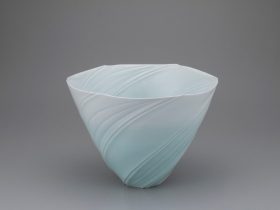 『青白磁流文花器』縦38.5×横40×高さ29cm