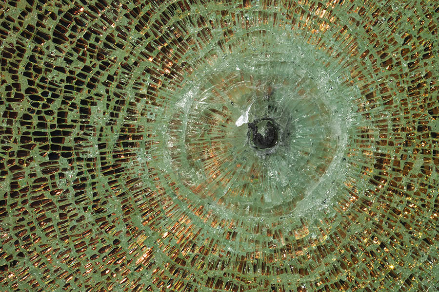 「境界」弾丸、ガラス、その他　45×45×1cm 2019年　