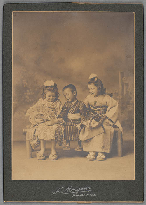 マージョリー、ドロシーと森山家の男の子の写真、森山國蔵写真館で1902年頃撮影　ダラム大学東洋博物館蔵
