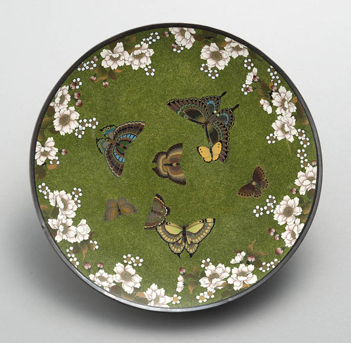 並河靖之《桜蝶図平皿》有線七宝、明治時代、京都国立近代美術館蔵