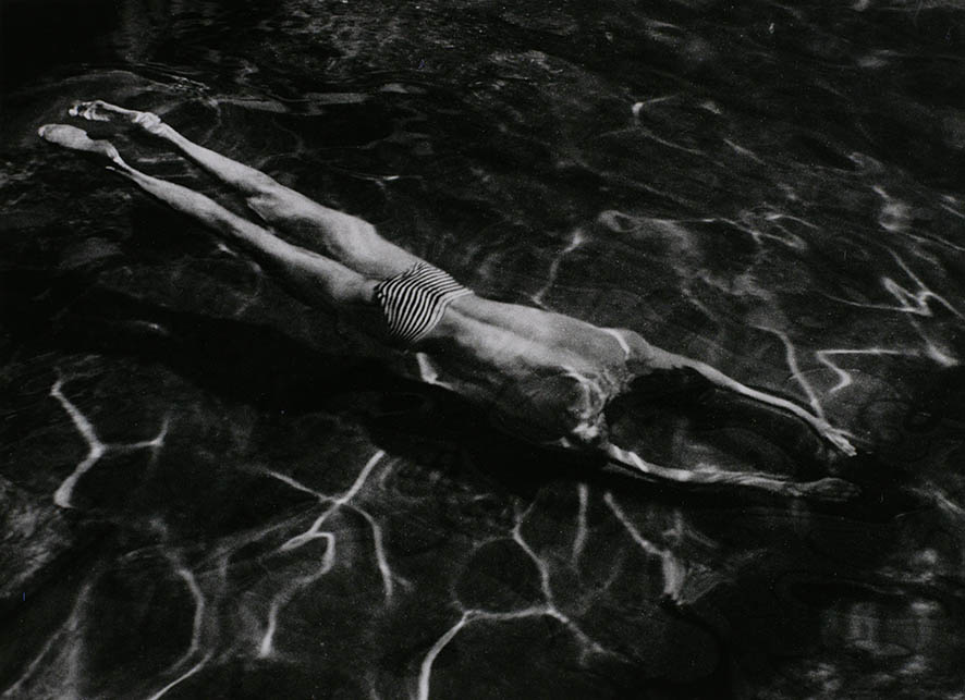 アンドレ・ケルテス 《水面下の泳ぐひと、エステルゴム、ハンガリー 1917年》 1917年 東京都写真美術館蔵