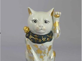 三代 仲田錦玉「招猫 白金盛葡萄図青白粒」 （磁土、上絵付〈白金盛・青白粒〉、 約幅9×奥行10×高さ15.5cm）