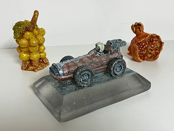 ホンムラモトゾウ 左から
「マスカットの街」(幅6×奥行7×高さ11cm)
「スポーツカー」(幅16×奥行10×高さ9cm)
「ザクロの街」(幅7×奥行6×高さ8cm)
いずれもキルンキャスト〈電気炉鋳造〉
