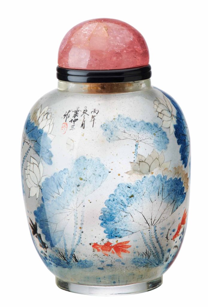 ガラス製蓮華と金魚模様内画鼻煙壺
（土屋コレクション）
中国　20世紀