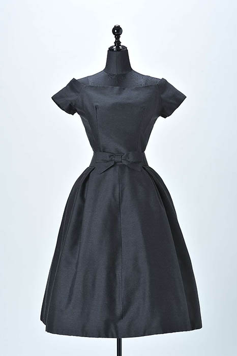 クリスチャン・ディオール《デイ・ドレス》、デザイン：クリスチャン・ディオールまたはイヴ・サンローラン、1957年頃、ウール・シャンタン、杉野学園衣裳博物館蔵