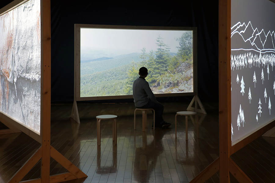 《われらここにあり、漂う森をおもう / Remaining Here Quietly, We Think of Our Drifting Forest, 2020》©Yu Kusanagi / Arts Center Akita