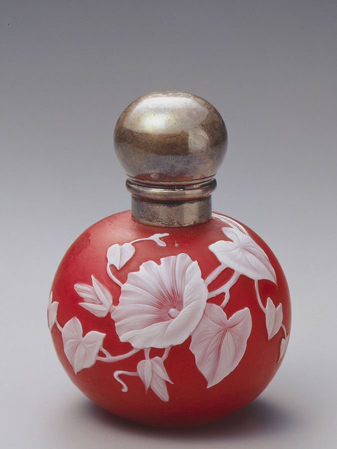 カメオ・グラス朝顔文香水瓶
1887年頃　イギリス
トーマス・ウェッブ＆サンズ社