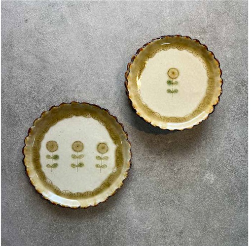 滝沢三奈子「染付丸皿・2種」
（陶器、ロクロ成形、
〈右上〉約直径14cm・〈左下〉約直径17.5cm