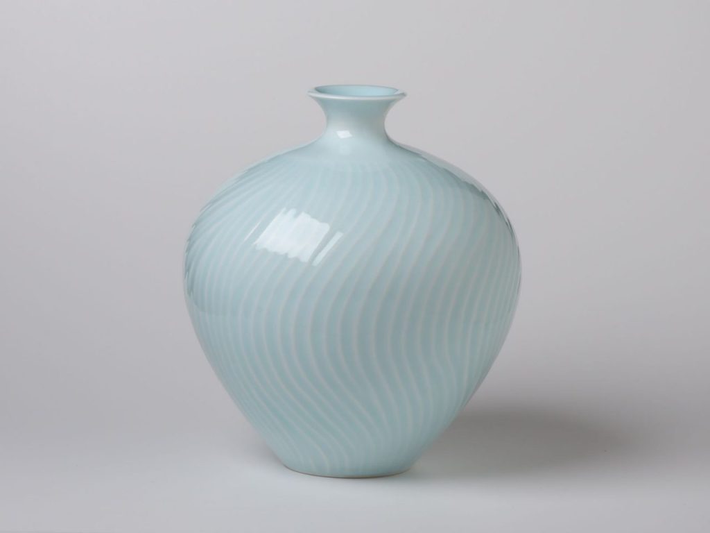 『青磁彫花瓶』 横20×高さ23cm