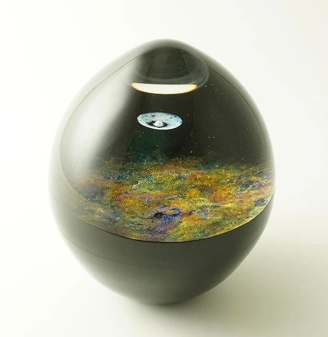 戸田晶子「cosmos」
(径14×高さ16.5cm、
吹きガラス・ソリッドワーク)