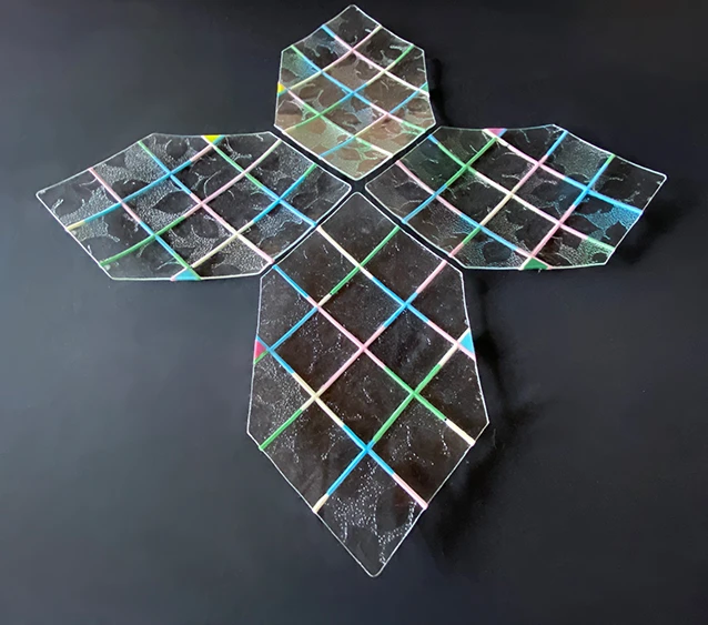平田芳厚「KAISEN組み皿(4枚組)」
(各幅27×奥行16×高さ2.5cm、
フュージング〈電気炉焼成〉・
スランピング〈電気炉曲げ加工〉)