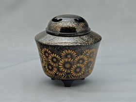 藤野 孝一郎「菊花」 沈金飾香炉、径11×高さ11cm