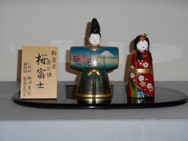 道端美代子
「桜富士」輪島塗漆芸立雛（ミニ）
寸法３０×１５×高さ約１４㎝